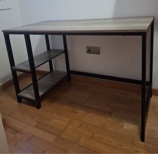 Escritorio madera y metal con estanterías