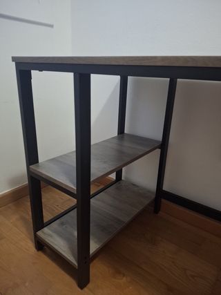 Escritorio madera y metal con estanterías
