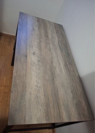 Escritorio madera y metal con estanterías