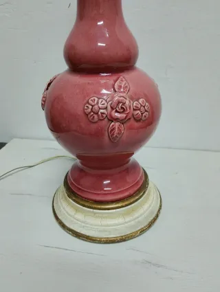 Lámpara de Manises cerámica rosa con base dorada
