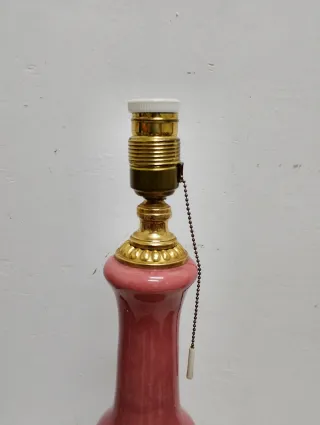 Lámpara de Manises cerámica rosa con base dorada