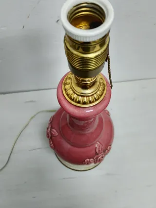 Lámpara de Manises cerámica rosa con base dorada