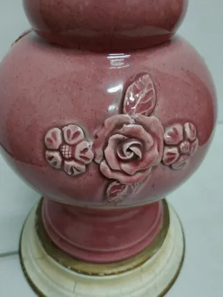Lámpara de Manises cerámica rosa con base dorada