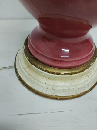 Lámpara de Manises cerámica rosa con base dorada