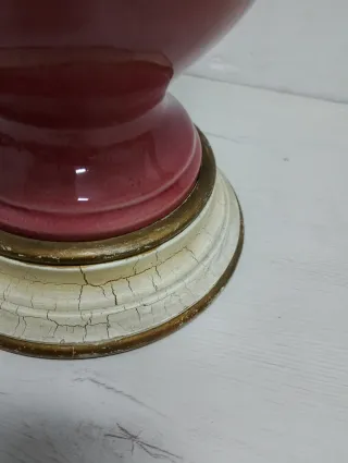 Lámpara de Manises cerámica rosa con base dorada