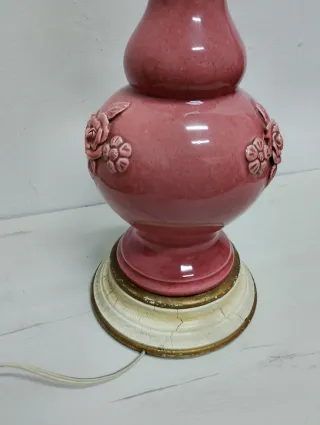 Lámpara de Manises cerámica rosa con base dorada