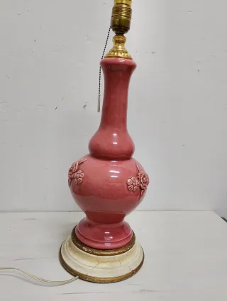 Lámpara de Manises cerámica rosa con base dorada