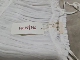 Vestido blanco corto con apertura en los laterales