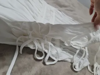 Vestido blanco corto con apertura en los laterales