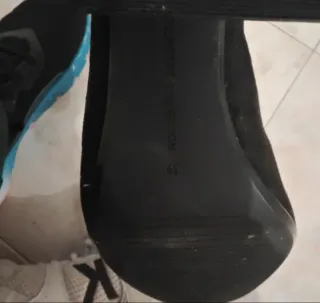 Botines negros con tachuelas