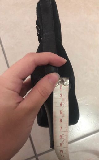 Abito blazer beige e stivaletti neri