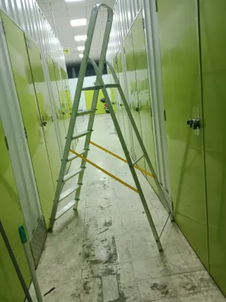 Escalera plegable de aluminio