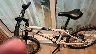 Bicicleta infantil Rockrider blanca.