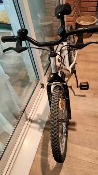 Bicicleta infantil Rockrider blanca.