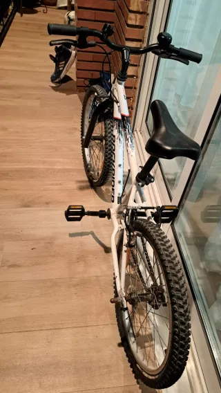 Bicicleta infantil Rockrider blanca.