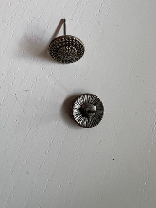 3 pares de Pendientes plateados con diseño de flor