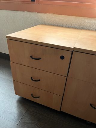 Cajonera de madera con ruedas