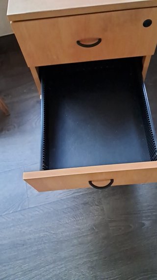 Cajonera de madera con ruedas