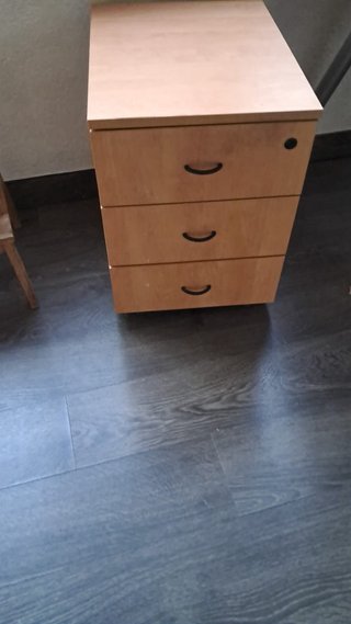 Cajonera de madera con ruedas