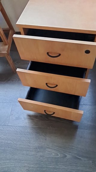 Cajonera de madera con ruedas