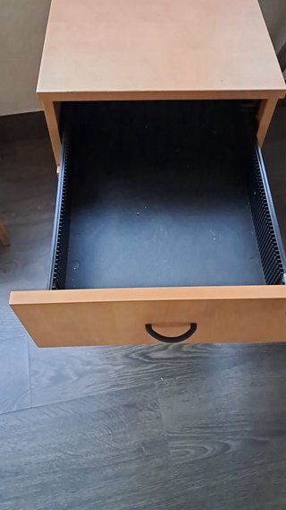 Cajonera de madera con ruedas