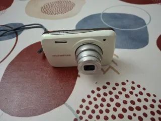 Cámara Digital Olympus Blanca y Gris