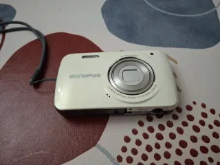 Cámara Digital Olympus Blanca y Gris