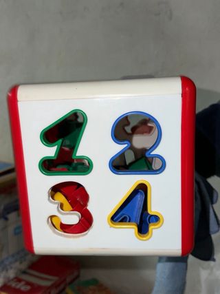 Cubo clasificador de formas para bebé