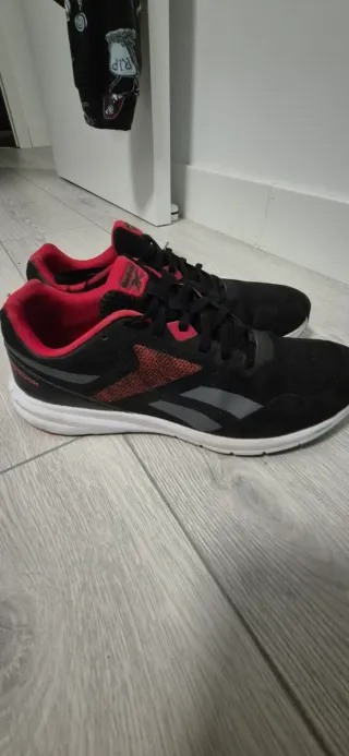 Zapatillas Reebok Negras y Rojas