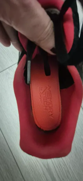 Zapatillas Reebok Negras y Rojas