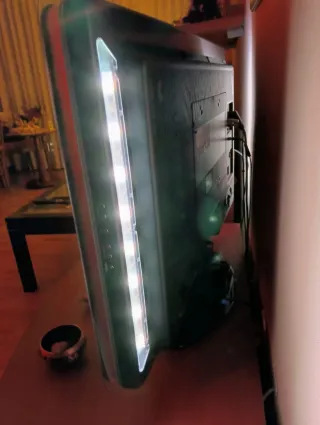 TV Philips FullHD 37" LCD Ambilight + Mando