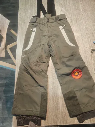 Pantalones, gafas y guantes de esquí para niños