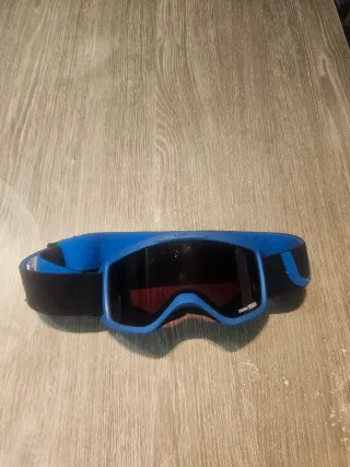 Pantalones, gafas y guantes de esquí para niños