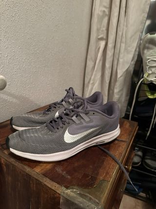 Zapatillas Nike Running Gris y Plateado