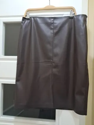 Falda marrón de cuero sintético