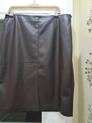 Falda marrón de cuero sintético