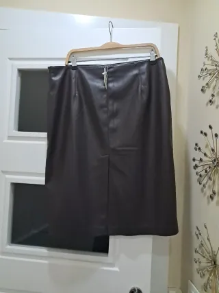 Falda marrón de cuero sintético