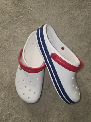 Crocs Blancos con Tira Roja