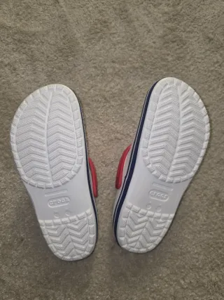 Crocs Blancos con Tira Roja