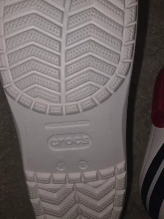 Crocs Blancos con Tira Roja