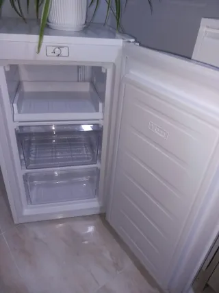 Congelatore verticale bianco