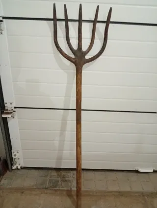 Horca de metal y madera