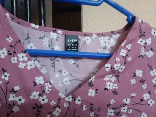 Blusa SHEIN floral rosa y blanca