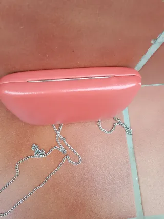 Cartera de mano tipo clutch roja y plateada