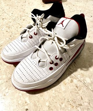 Zapatillas Nike Jordan Blancas y Rojas