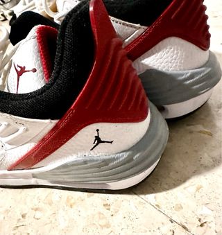 Zapatillas Nike Jordan Blancas y Rojas