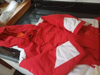 Ropa de esquí infantil roja y blanca Talla 4