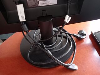 Pantalla AOC Negra + Cables y Teclado