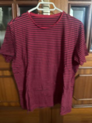 Camiseta a rayas roja y negra