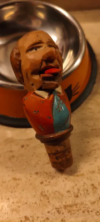 Tappo per bottiglie in legno scolpito